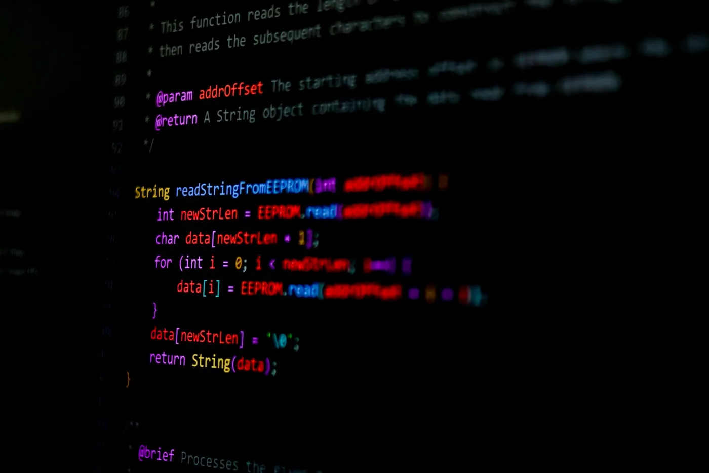 Nahaufnahme eines dunklen Bildschirms mit Quellcode